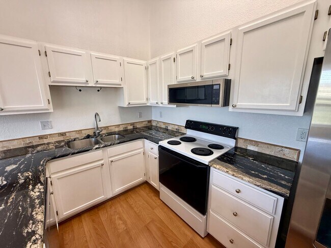 Building Photo - 537 Canyon View Dr