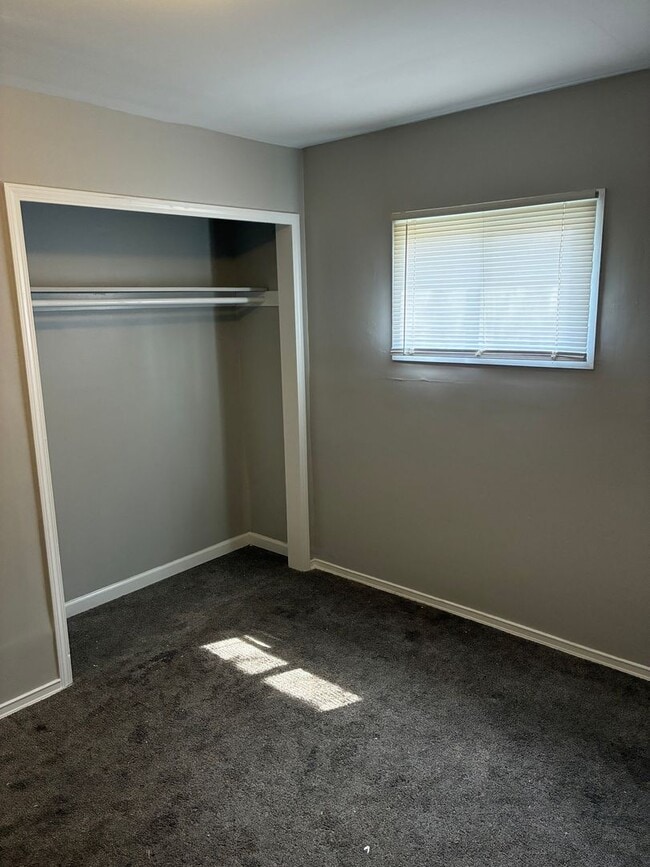 Building Photo - 3 Bedroom Home with Fenced Backyard