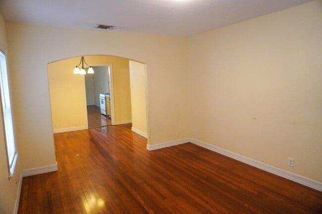 Building Photo - 3br / 2ba house in Woodlawn terrace, close...