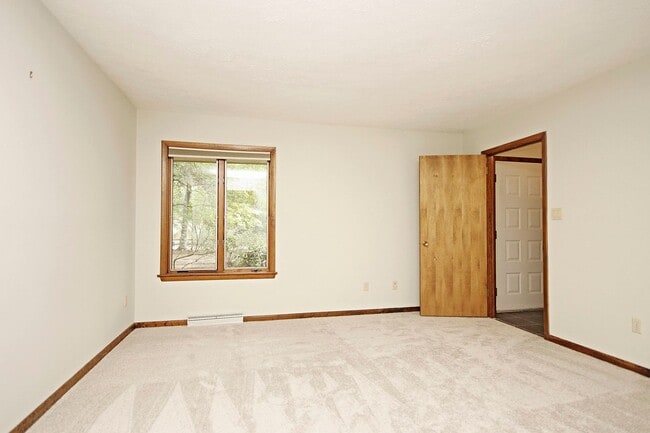 Building Photo - One-Level Living in Gated Lake Monticello