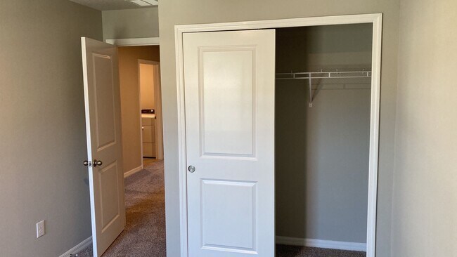 Building Photo - Like new 3 bedroom, 2.5 bathroom, 1 car ga...