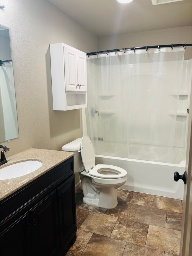 Building Photo - 4 bedroom 3 bath home