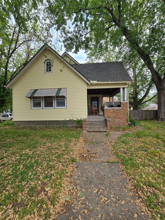 Building Photo - 3 Bedroom with garage and basement