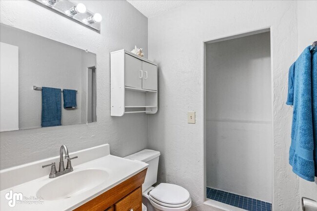 Building Photo - The Single-Family Alternative: 3BD/2BA Triplex Unit with Modern Comforts