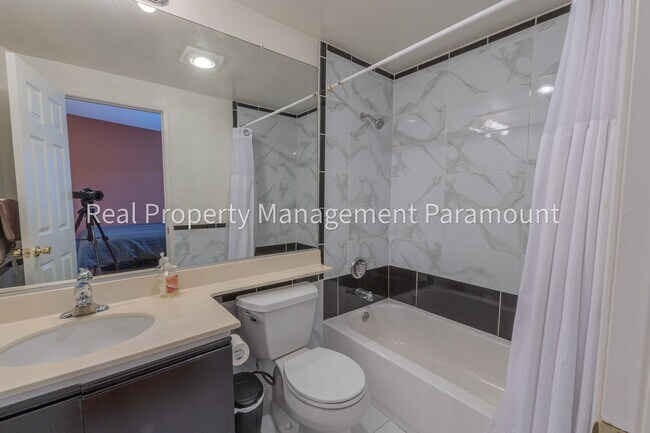 Building Photo - Stunning 2 Bedroom Townhouse in a Peaceful Neighborhood