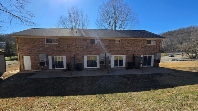 Building Photo - 2 bed/ 1.5 Bathroom Townhouse Church Hill,...