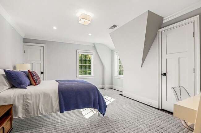 Building Photo - 849 Lake Ave