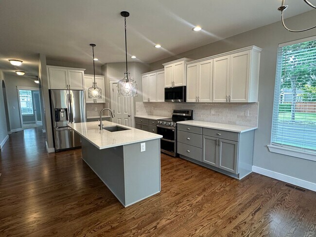 Building Photo - Large 3BD plus bonus rm and den