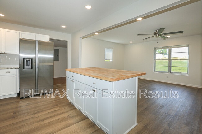 Building Photo - 1741 E 1st Ave