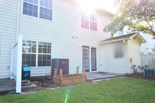 Building Photo - 765 Majestic Dr