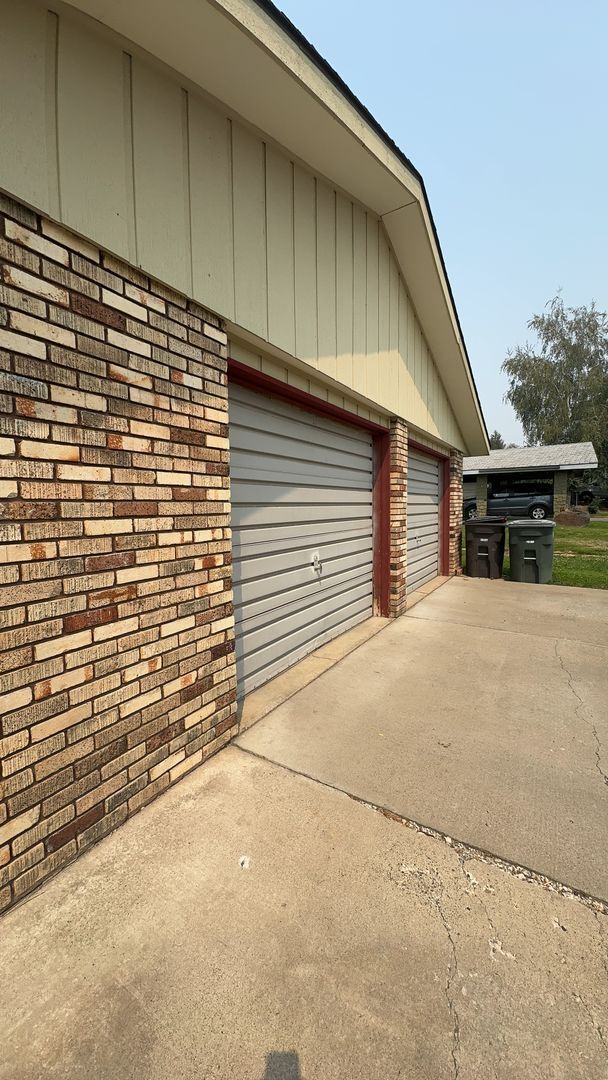 Building Photo - 612 S 44th Ave