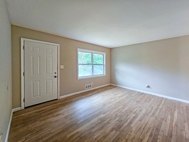 Building Photo - Spacious 4 Bedroom Home Near University Av...