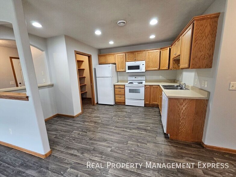 Building Photo - Spacious 3-bedroom, 1-bathroom Townhome With Attached Garage