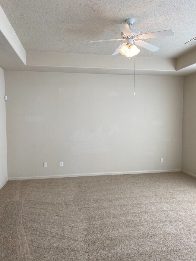 Building Photo - Beautiful 4 bedroom 3.75 bath in gated com...