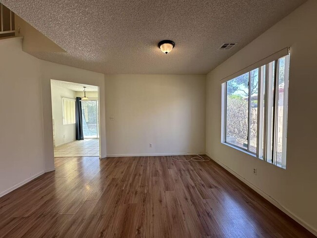 Building Photo - ozy 2-story single-family hom