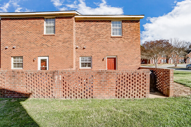 Building Photo - Townhome