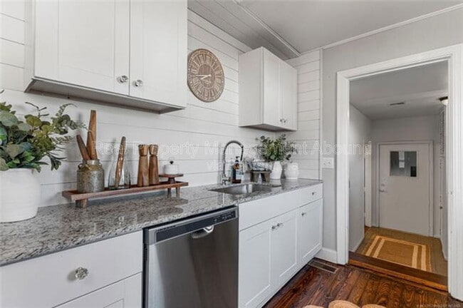 Building Photo - 704 S Toledo Ave