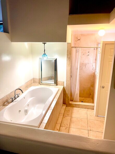 jacuzzi tub - 2366 Nichols Canyon Rd