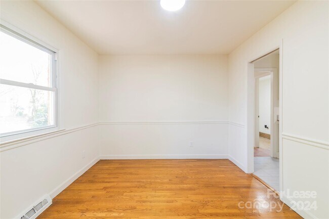 Building Photo - 5020 Coronado Dr