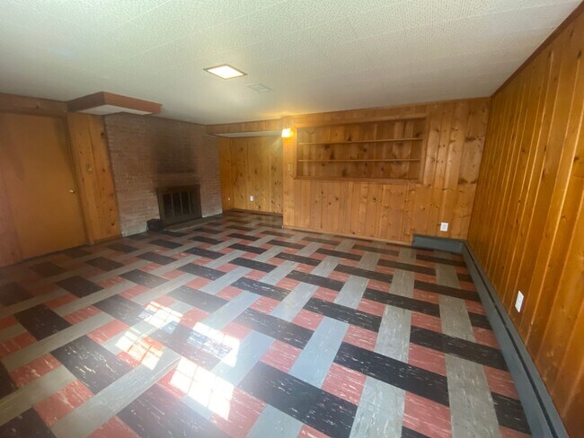 Building Photo - NICE  3BR RAMBLER CLOSE TO NIH