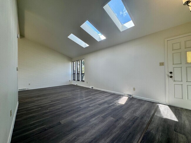 Building Photo - Beautiful 5 bedroom 2.5 bathroom home available NOW!!!