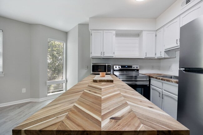 Building Photo - Fully Renovated 2BR/2BA Condo for Rent – P...