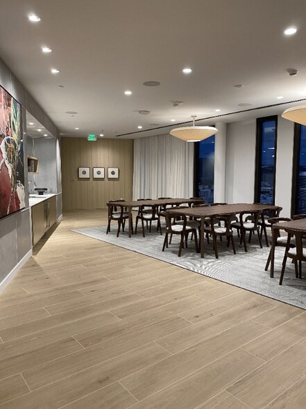 Building Photo - 987 Queen St