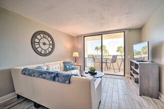 Building Photo - 6105 Sea Ranch Dr