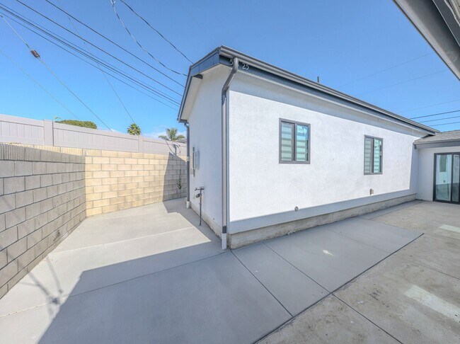 Building Photo - 5821 View Cir