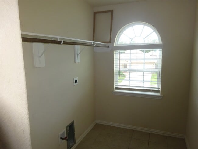 Building Photo - 1402 Green Highland Dr