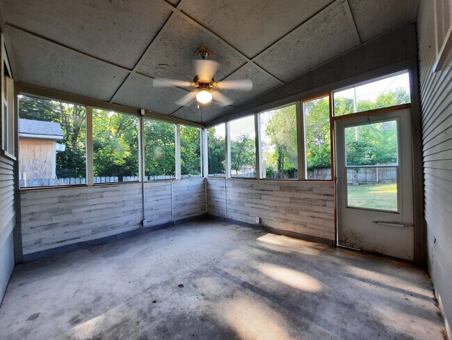 Building Photo - 3 Bedroom Home with a Fenced Yard and BEAU...