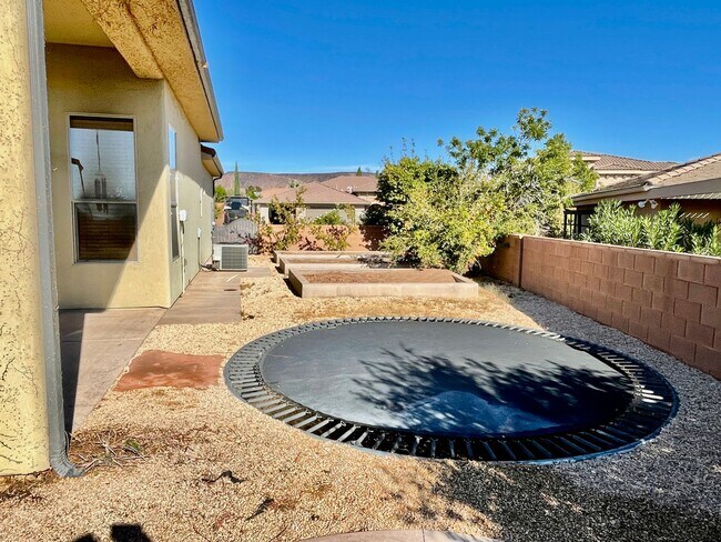 Building Photo - Beautiful Pet-Friendly Home on Green Springs Golf Course