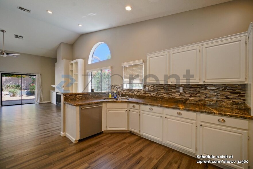 Building Photo - 5636 E Paradise Ln
