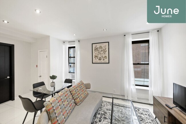 Building Photo - ROOM ONLY in 3-bed/1.0-bath Home