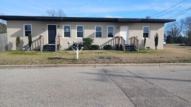 Building Photo - Bragg Court Apartment Available NOW!!