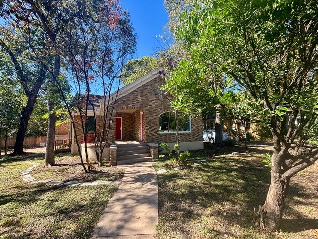 Building Photo - Hemphill Park Gem! 4 Bed/2.5 Bath - Availa...