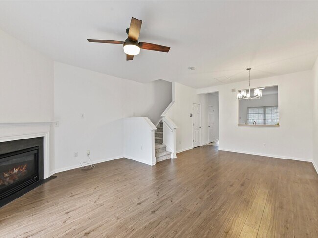 Building Photo - Spacious Townhome!