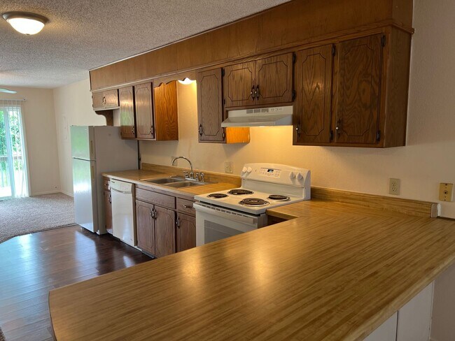 Building Photo - 2 Bedroom, 2 Bathroom Duplex in SW Springfield
