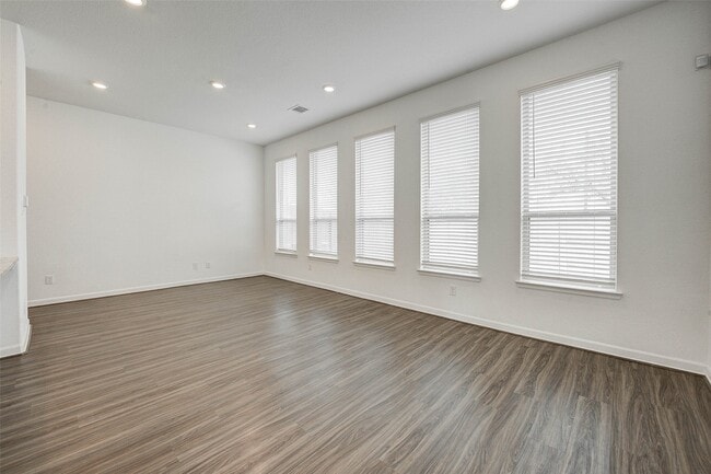 Building Photo - 207 Club Crest Ln