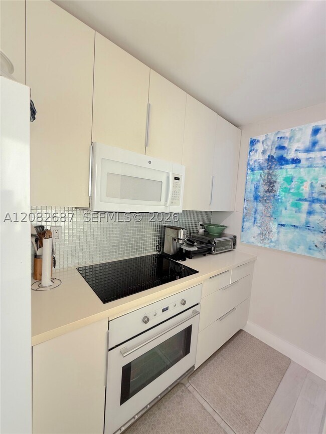 Building Photo - 5900 Collins Ave