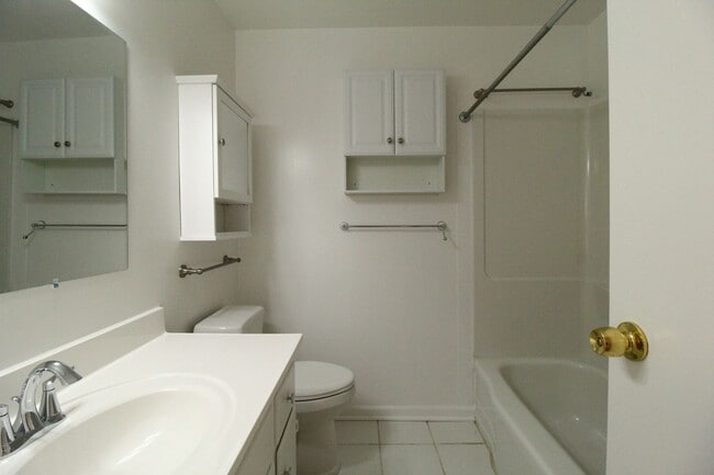 Building Photo - February FREE On This 3 Bedroom 2 Bath Home In Overland Park