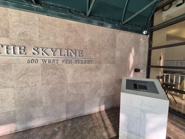 Building Photo - 600 W 9th St