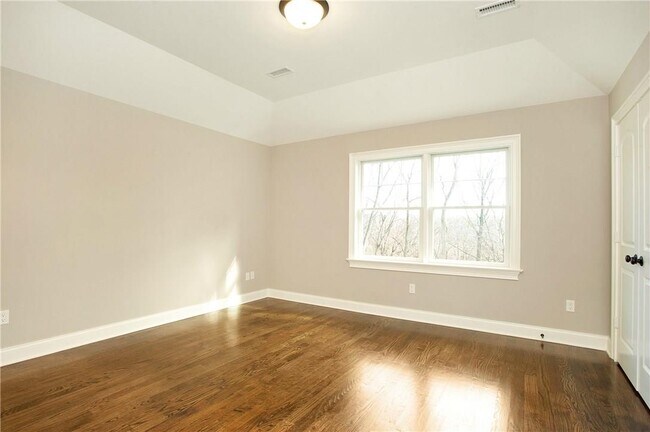Building Photo - 150 Woodside Ave