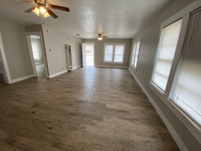 Building Photo - PRELEASE! Great Home Close to Tech and Schools!