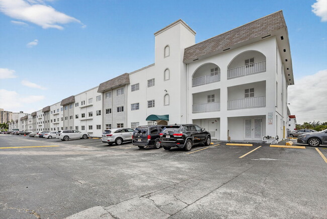 Building Photo - 581 Blue Heron Dr