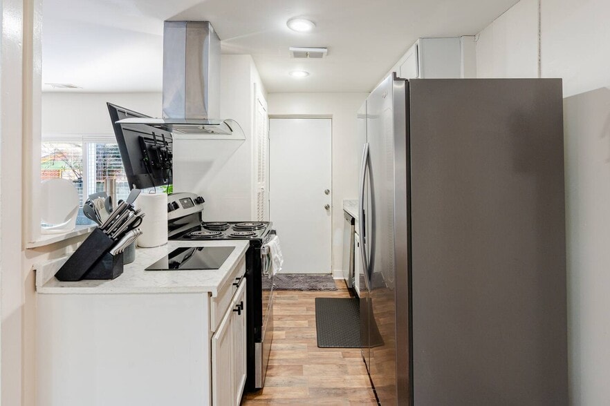 Building Photo - 3718 Live Oak St