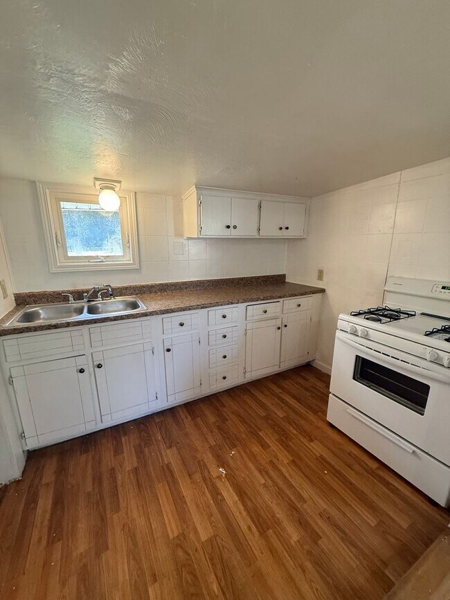 Building Photo - Rent this 2 Bedroom 1 bathroom Home