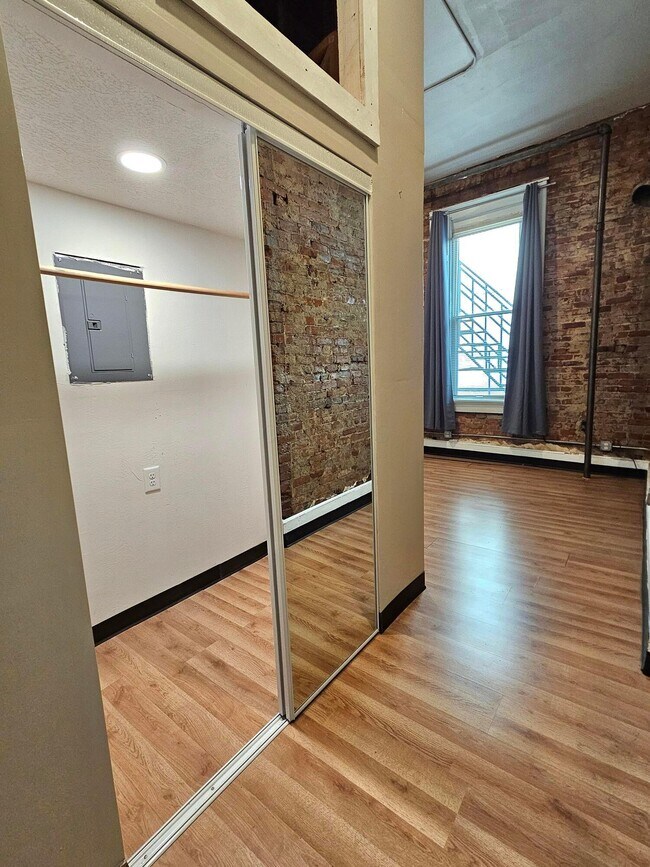 Building Photo - 4 N Park Pl