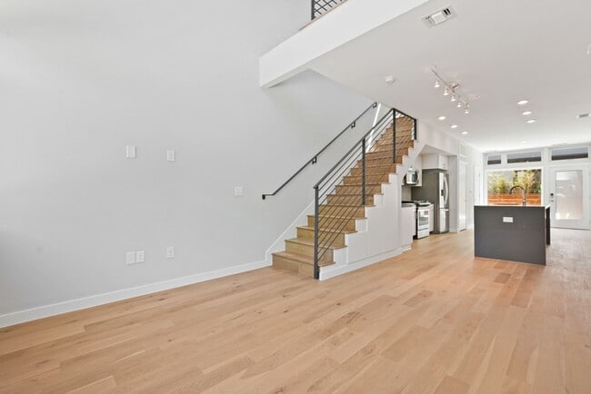 Building Photo - 2002 E 7th St