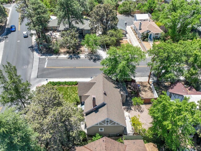Building Photo - Live on Historic Park Avenue in this 2 Bed 1.5 Bath Single Family Home!